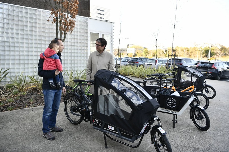 O vereador da Mobilidade, Miguel Gaspar, entregou as chaves das quatro primeiras bicicletas de carga familiares, no Colégio Pedro Arrupe, no Parque das Nações O vereador da Mobilidade, Miguel Gaspar, entregou as chaves das quatro primeiras bicicletas de carga familiares, no Colégio Pedro Arrupe, no Parque das Nações