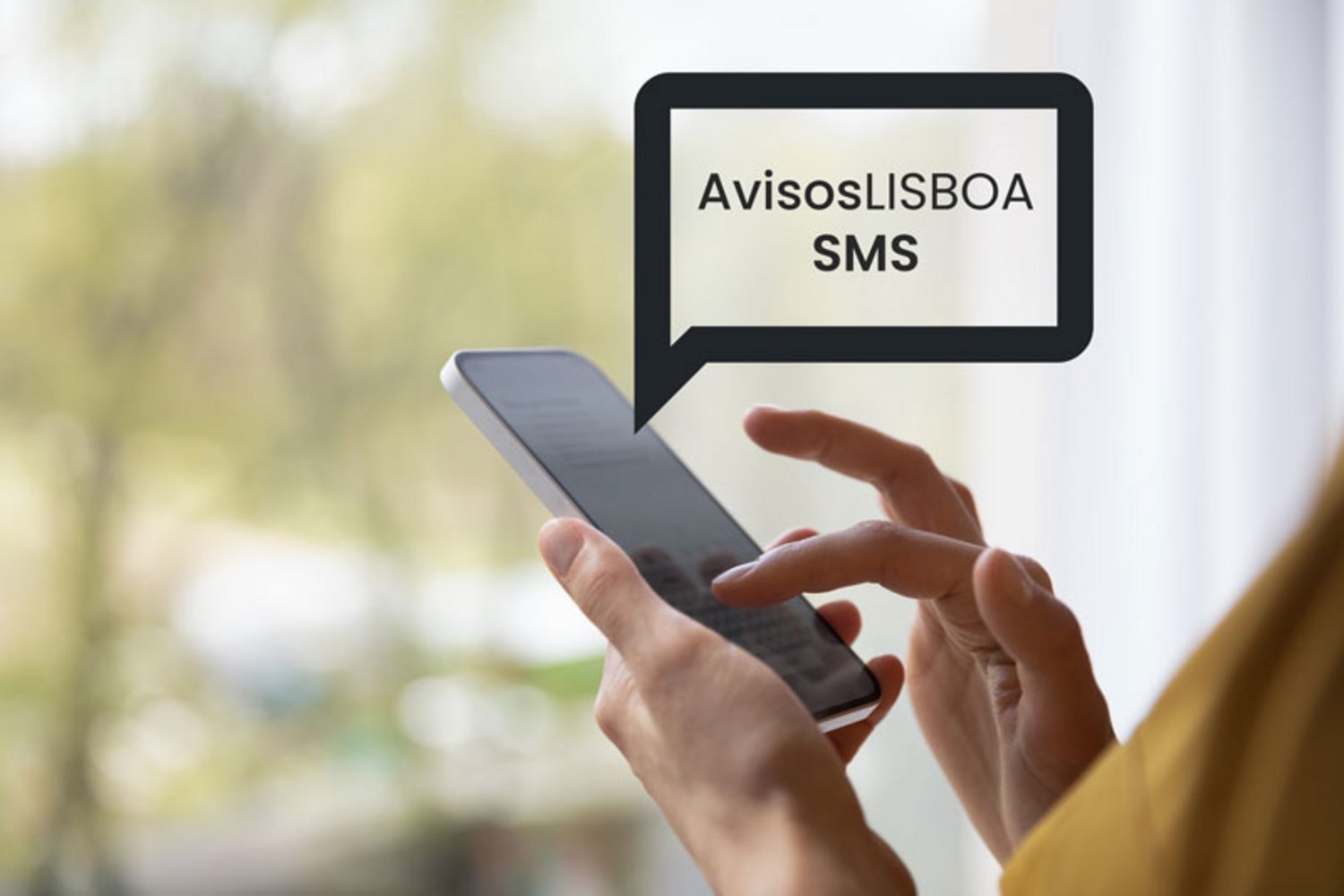 Mão a segurar um telemóvel