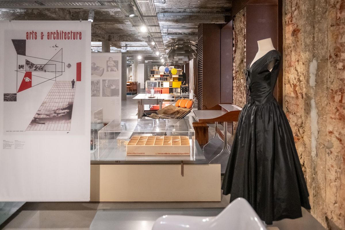 expositor com vestido no MUDE