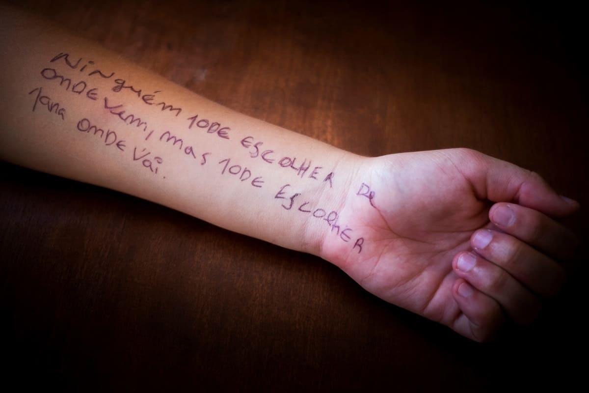 um braço com texto escrito