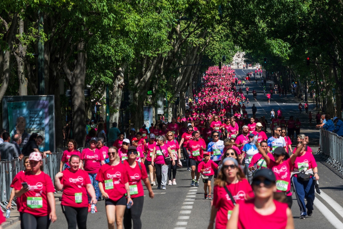 várias mulheres na caminhada