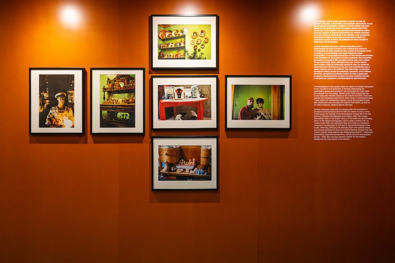 As 85 fotografias de Teresa Couto Pinto, agente, fotógrafa e amiga de Variações, retratam a forte personalidade, liberdade criativa, carisma e estética visual do artista