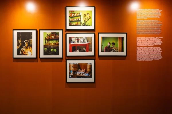 As 85 fotografias de Teresa Couto Pinto, agente, fotógrafa e amiga de Variações, retratam a forte personalidade, liberdade criativa, carisma e estética visual do artista