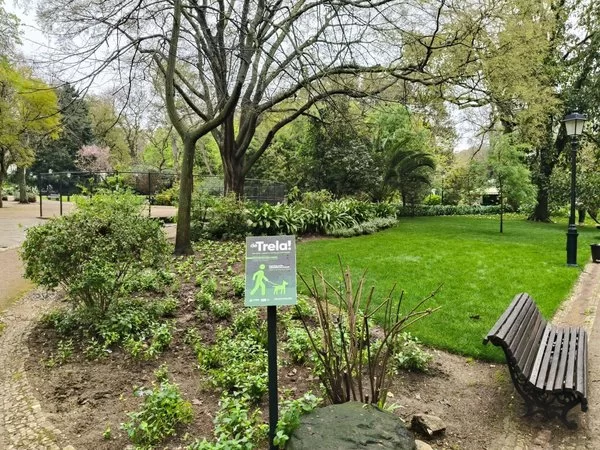 A Câmara Municipal de Lisboa colocou nova sinalética no Jardim da Estrela
