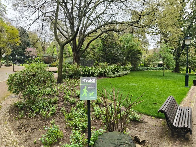 A Câmara Municipal de Lisboa colocou nova sinalética no Jardim da Estrela