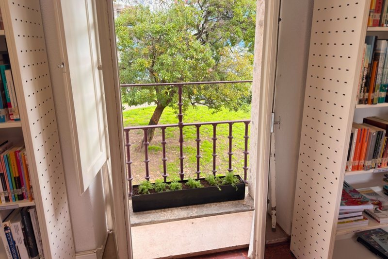 A intervenção na Biblioteca dos Coruchéus, com plantas aromáticas na fachada, irá tornar o edifício mais fresco e melhorar o conforto térmico