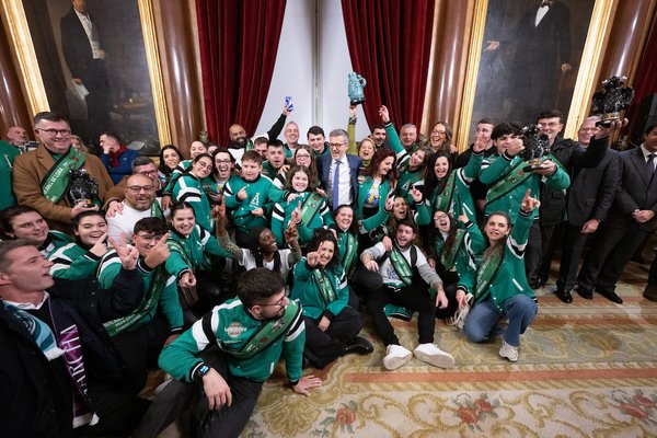 Câmara de Lisboa entregou troféu à Marcha Popular de Alcântara