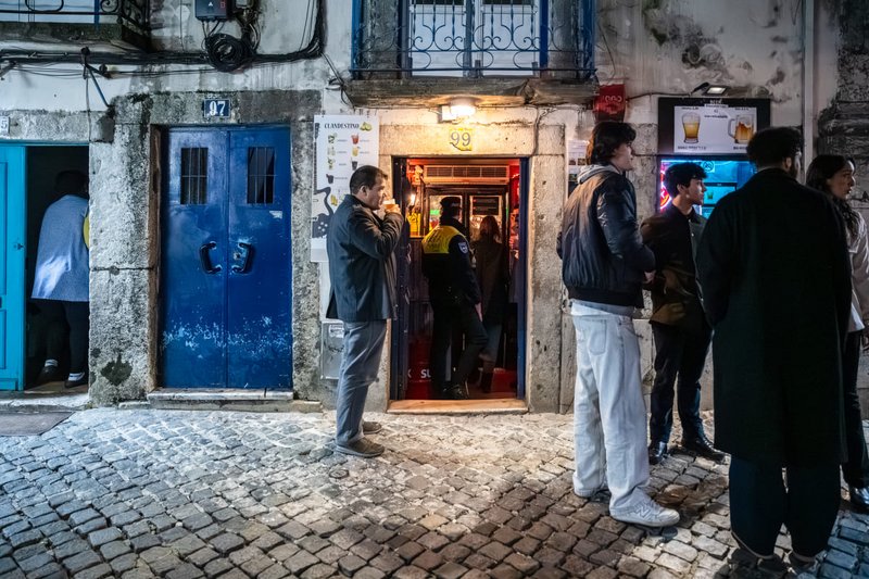 Está em vigor, em toda a cidade, a proibição da venda de bebidas para consumo na rua durante a madrugada