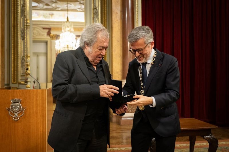 Carlos Moedas entregou a Sérgio Godinho a Medalha de Mérito Cultural da Cidade