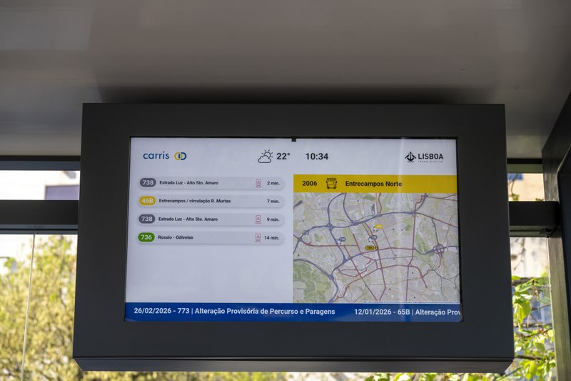 Painéis com informação em tempo real instalados nas paragens da Carris