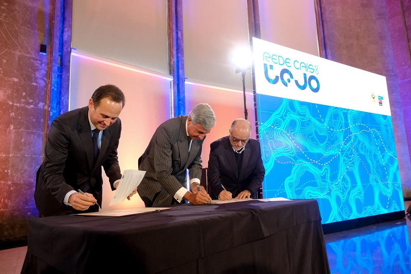 Fernando Medina, José Luis Arnaut e Vitor Costa na assinatura do protocolo da Rede Cais do Tejo