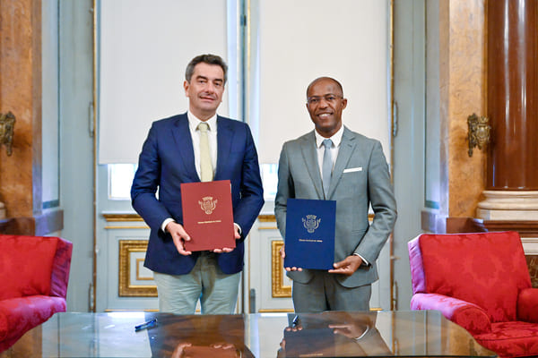 Lisboa e Praia assinam memorando de entendimento para comemoração dos 40 anos do acordo - Filipe Anacoreta Correia e Francisco Carvalho